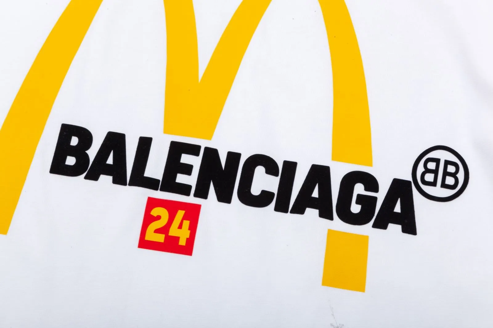 P80✨🔥 BALENCIAGA Paris co-branded Mc Donald's flocked letter printed short-sleeved T-shirt. Custom-woven and dyed 280g combed cotton heavyweight fabric. Zero color difference in threads. Perfect details. Different from the current version on the market. Welcome to compare. Same Style for men and women. Must-sell model in the picture above. Color: White Black Size: 1 2 3 4